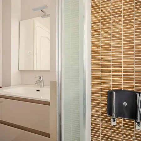 Casa Con 2 Da Letto E Parcheggio A 아파트 *